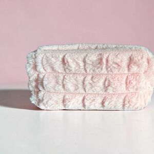 ❗️5/$25❗️Soft Pink Faux Fur Blanket